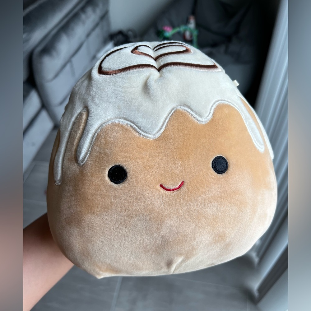Squishmallow’s 8” Cinnamon Roll Bun